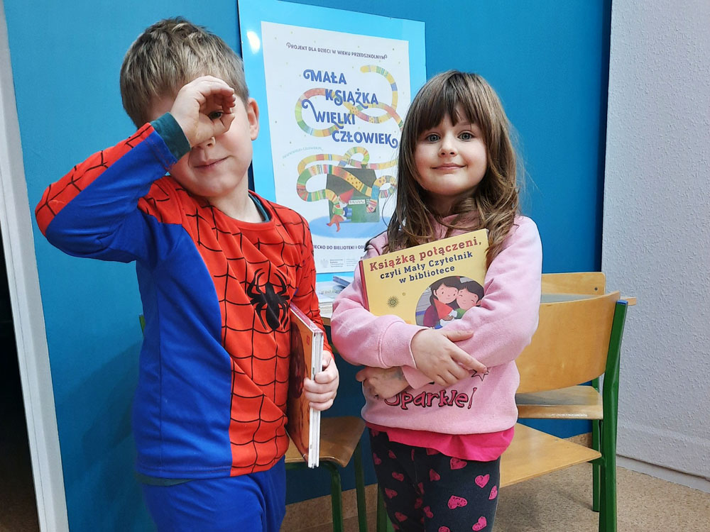 Spider man odbiera wyprawkę